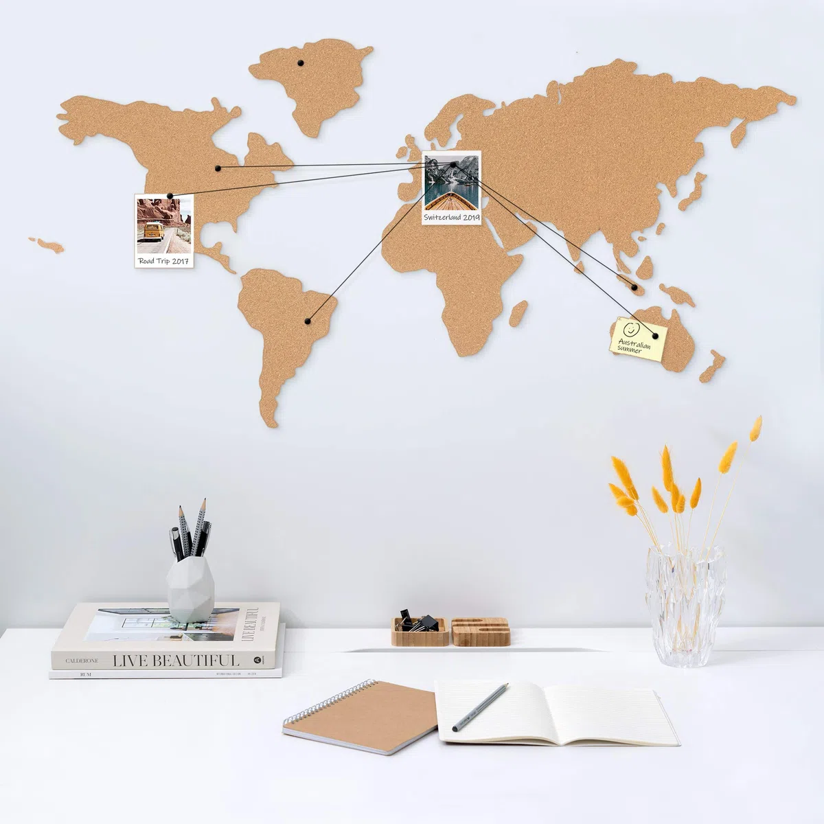 Navaris Planisfero Bacheca Sughero 102x50,3cm - Mappa Mondo Autoadesiva 18x pz 10x Puntine 1x Set Fissaggio - Cork Memo Board con Mappamondo - Marrone