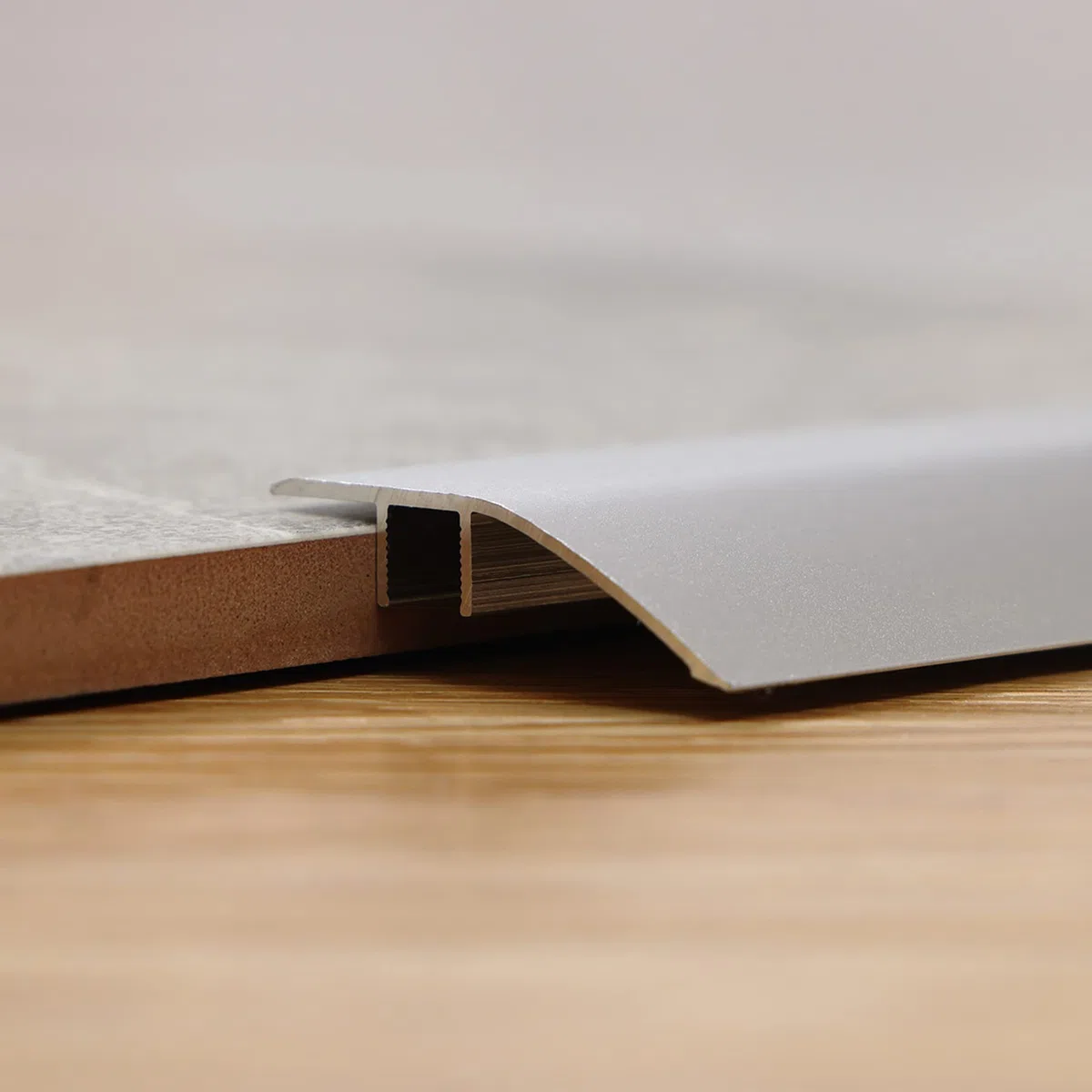 Trimold Striscia di Transizione per Pavimento in Alluminio, Adatta per Soglie, Rampe, Mattonelle, Parquet e Laminate, Colmare la Differenza di Altezza tra 5-12 mm (0,9 m x 43 mm, Argento Opaco)