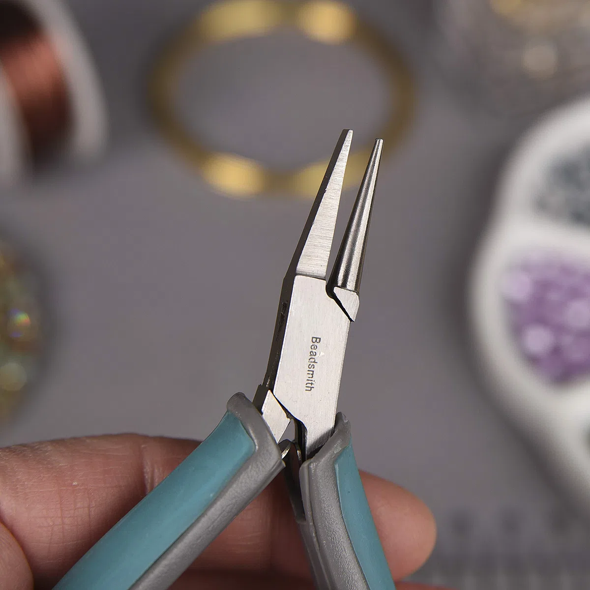 Pinze a becco semicircolare Simply modern di The Beadsmith, 145 mm, con testa in acciaio lucido, comode impugnature sagomate e doppia molla a balestra, strumento per la creazione di gioielli.