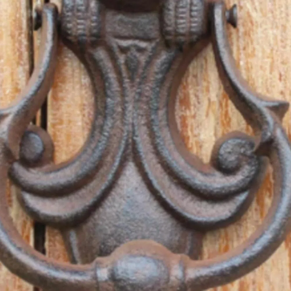 Mistico gufo battente in ghisa, maniglia antica della porta del cortile