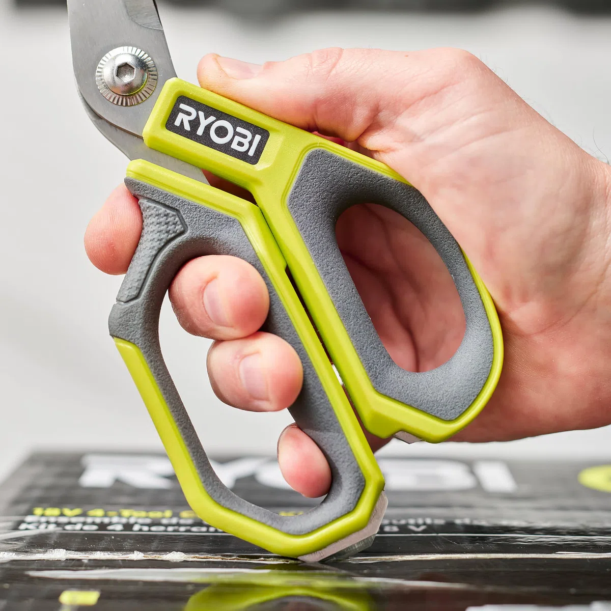RYOBI Forbici Multiuso da Lavoro con Lame Affilate in Acciaio, Impugnatura Ergonomica Antiscivolo, Adatte per Tessuti, Cartone, Plastica e Filo, RHCSS01