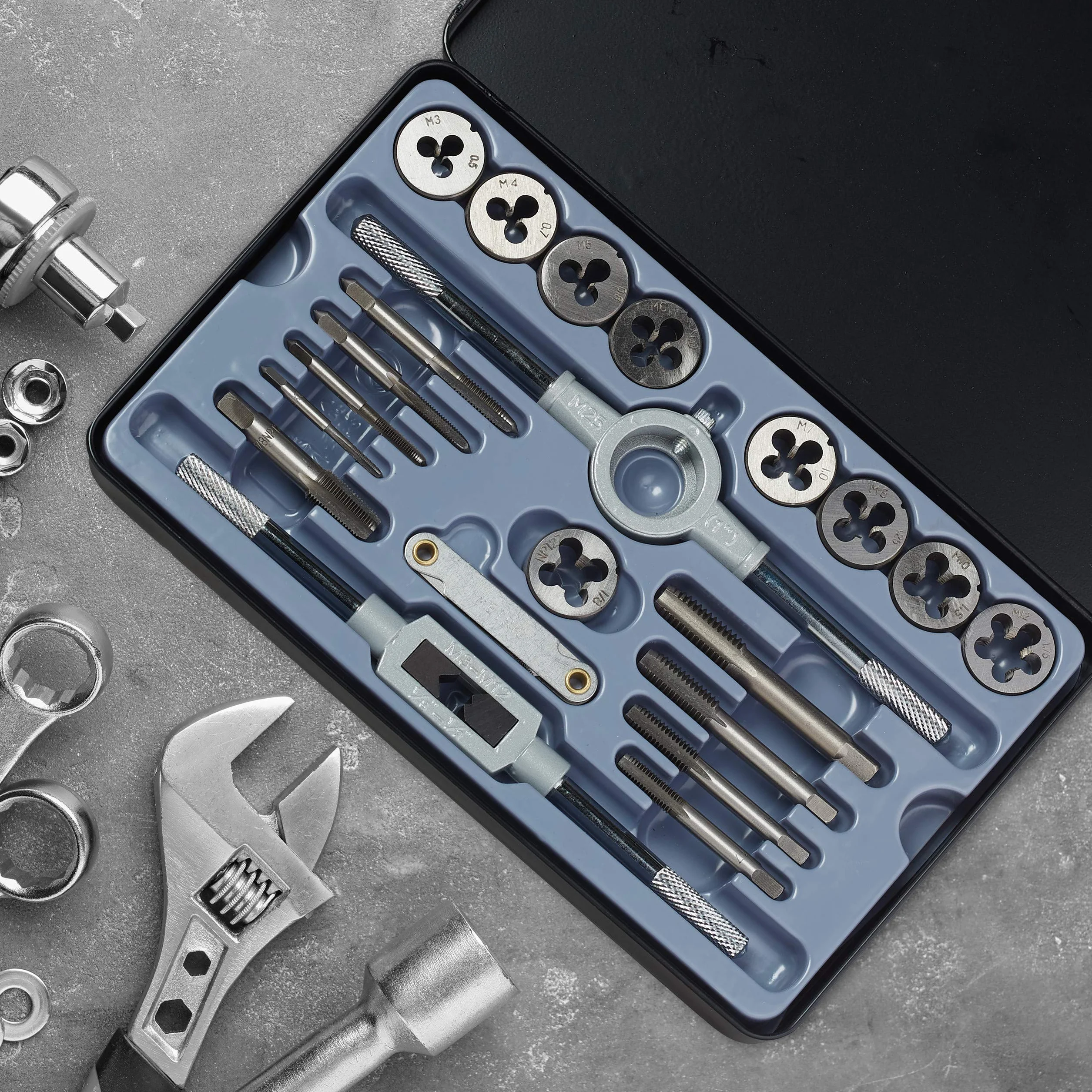 Relaxdays Set per Filettatura M3 - M12, Set con 9 Filiere & Maschi per Filettare, Giramaschio, Filettatore, Argento