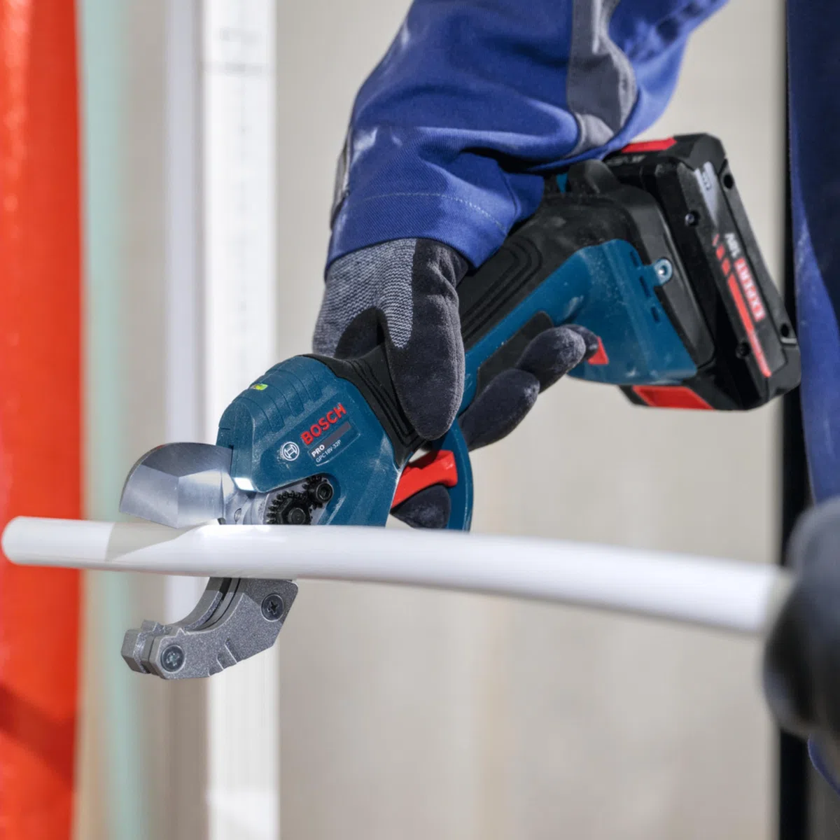 Bosch PRO 18V System Tagliatubi a batteria GPC18V-32P (incl. clip per cintura)