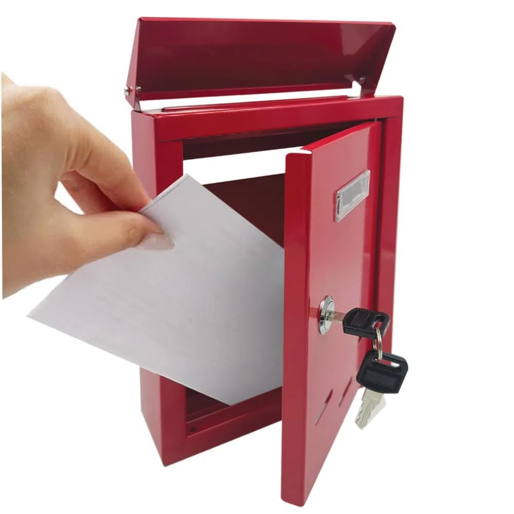 Virsus Cassetta delle Lettere, misura 18,5x6x27 cm, Cassetta Postale con Targhetta Portanome, Fori d'ispezione, 2 Chiavi e Kit Fissaggio Incluso -7540 (Rosso)