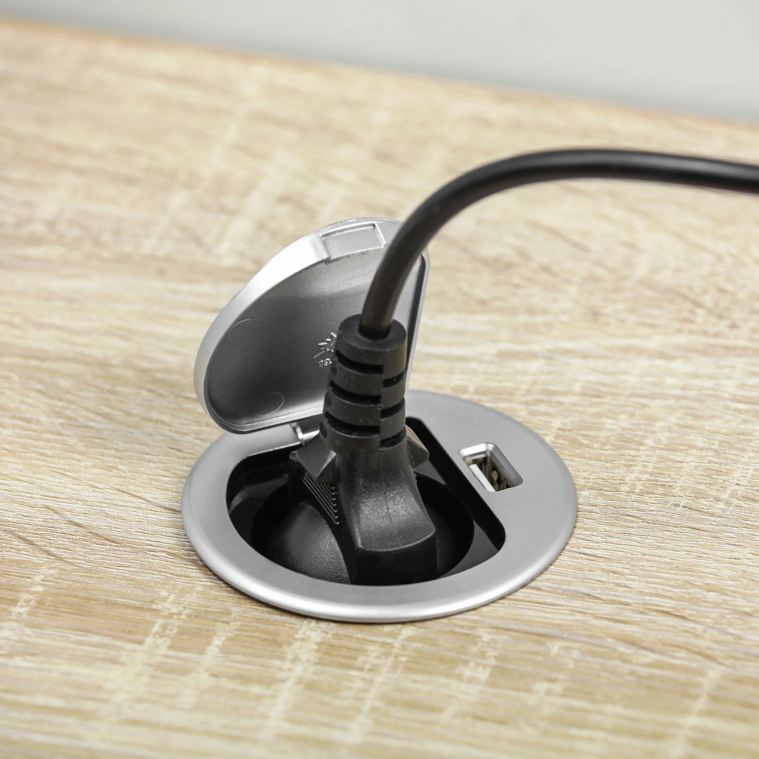 GTV - Presa da incasso CHARGER MINI 60 mm con presa Schuko e porta USB 2,4 A, multipresa da incasso compatta per scrivania, cucina e banco da lavoro, argento