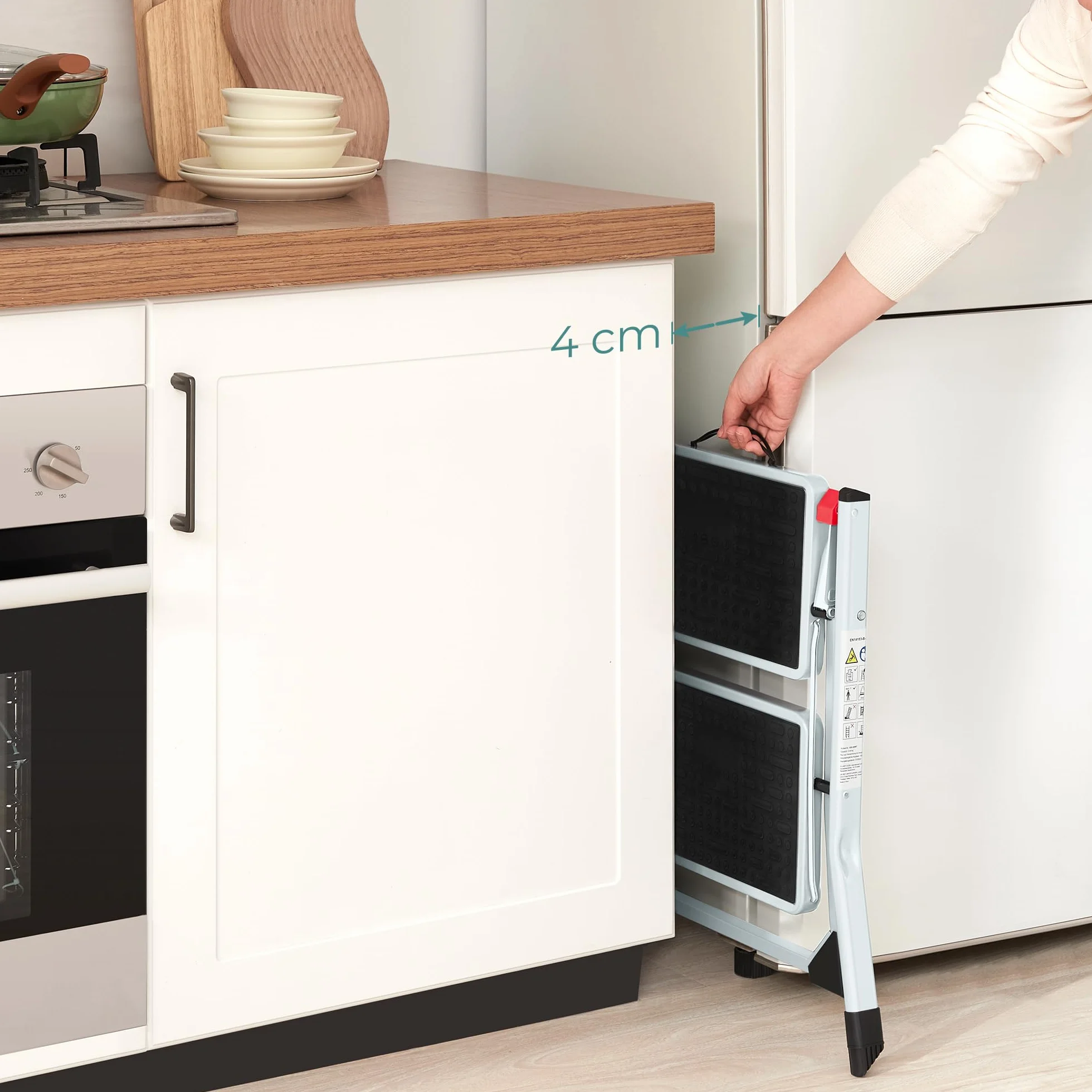 SONGMICS Scaletta a 2 Gradini, Scala Pieghevole, Gradini di 20 cm Coperti con Gomma Antiscivolo, con Manico, Capacitàdi Carico di 150 kg, in Acciaio, Bianco e Nero GSL02WT