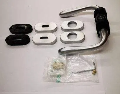 MANIGLIA PER PORTA SIDNEY 1126 IN MARITECH CROMATO SATINATO, FORO PATENT, COMPLETA PER UNA PORTA DENTRO+FUORI, ROSETTA OVALE