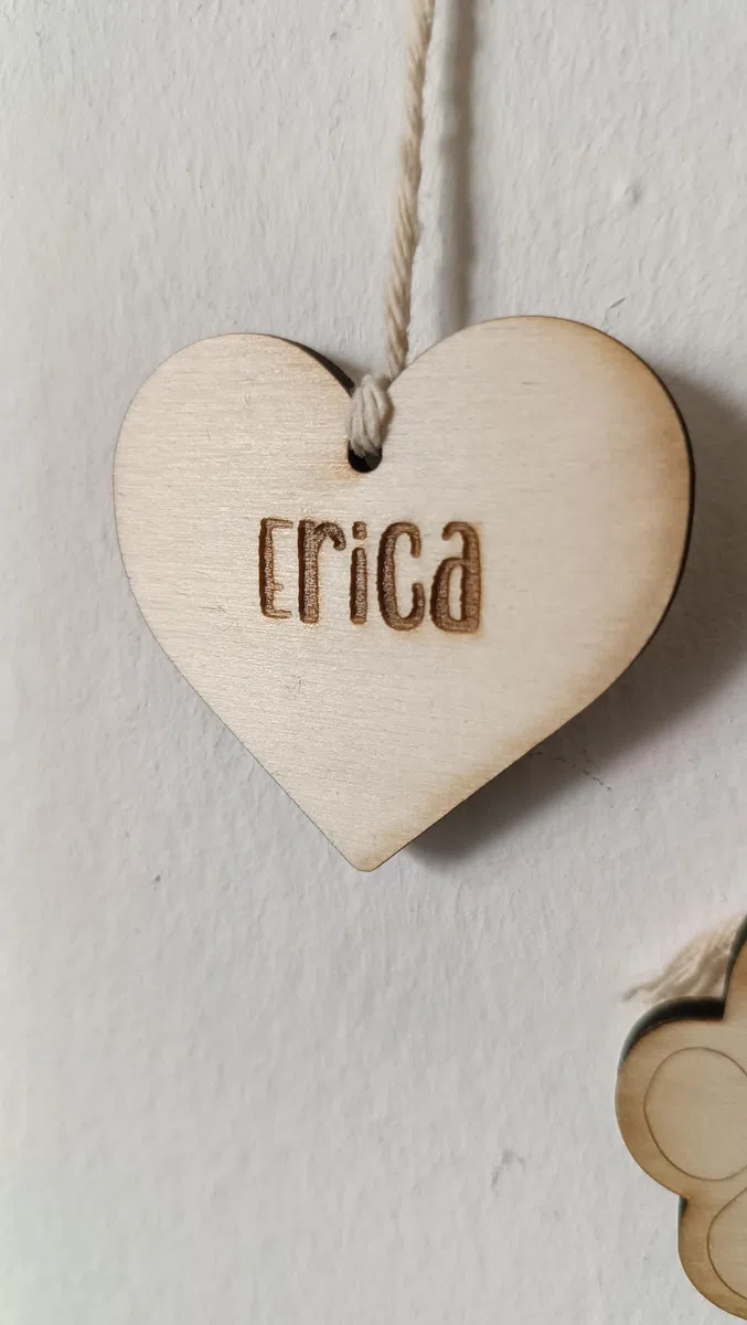 Home sweet home. Targhetta in legno personalizzata Famiglia con nomi e pendenti. Idea regalo legno personalizzato. Targa con cuori e zampe. Personalizzazione scritta