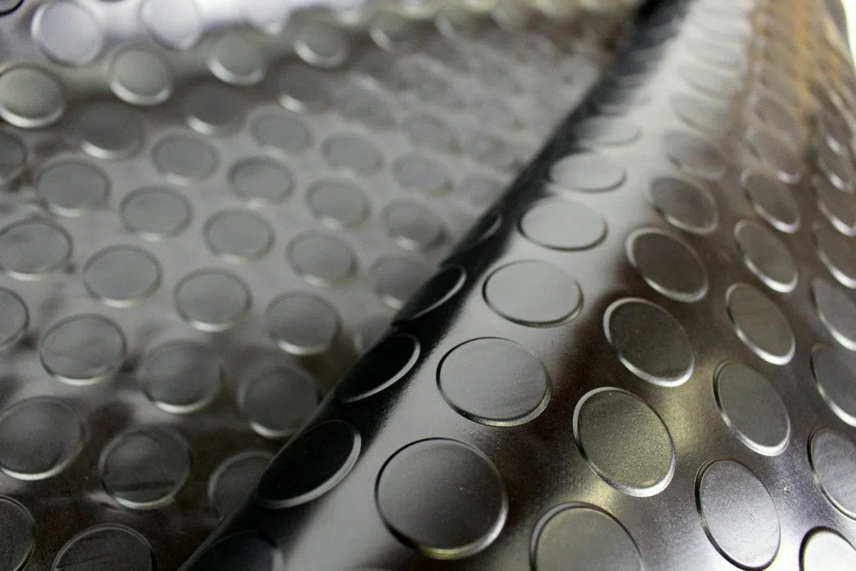 PINTO FERRAMENTA Tappeto Gomma Copripavimento Pvc per Palestre Officine Pavimentazione Esterna Rivestimento Linoleum Antiscivolo Flessibile Resistente in dotazione Nastro Biadesivo (h1x2mt, nero)
