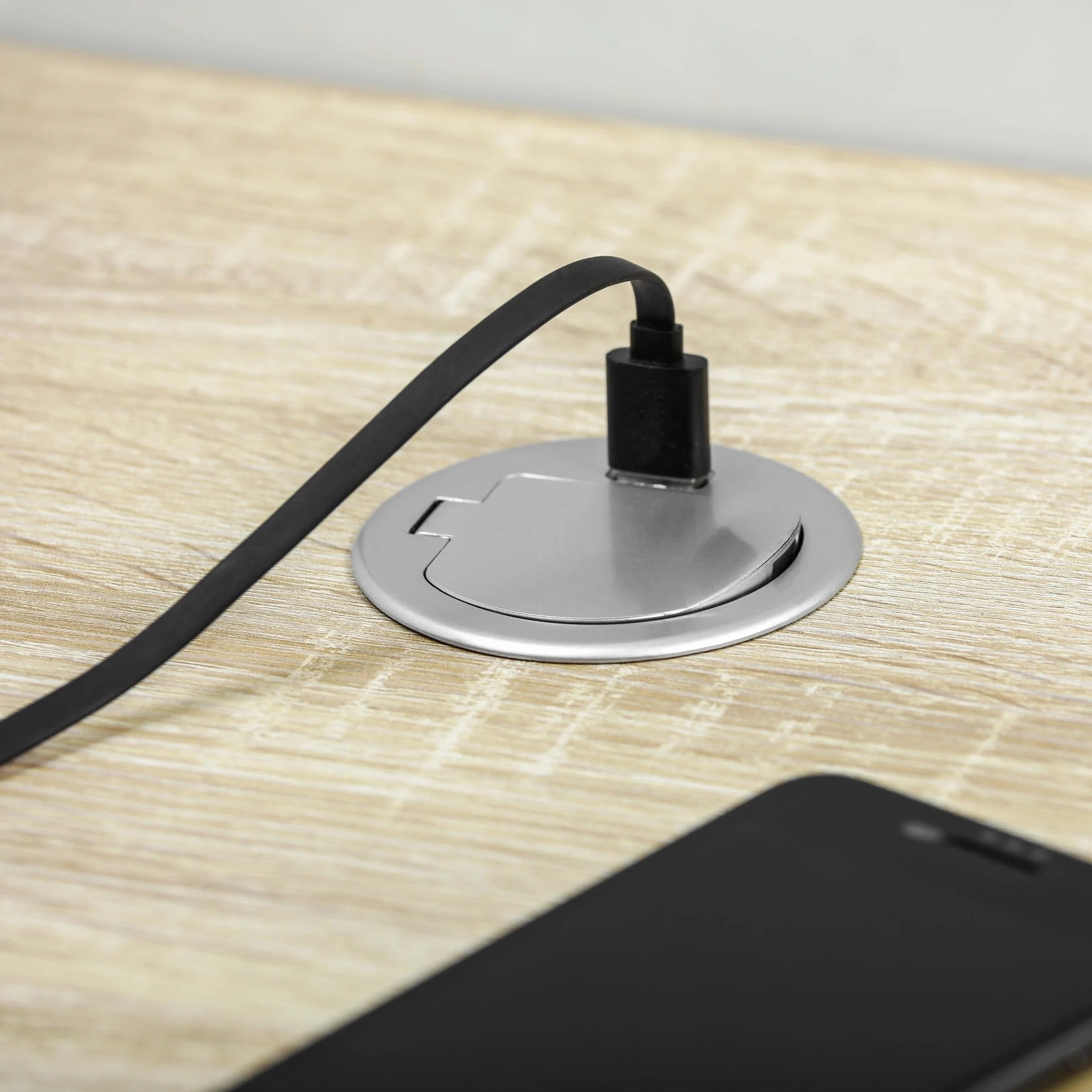 GTV - Presa da incasso CHARGER MINI 60 mm con presa Schuko e porta USB 2,4 A, multipresa da incasso compatta per scrivania, cucina e banco da lavoro, argento