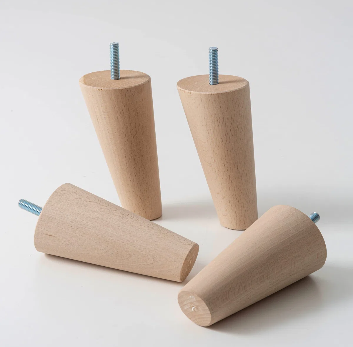IPEA Piedini per Mobili e Divani alti 12 cm in Legno [Compatibili con Mobili IKEA] – Made in Italy – Inclinati con Forma a Cono – Vite M8 – Set di 4 Gambe per Armadi, Poltrone, Letto – Colore Chiaro