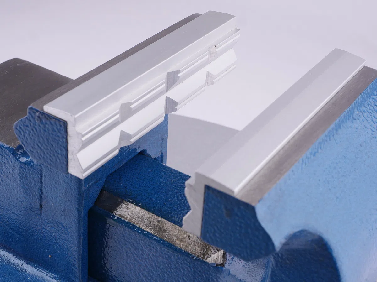 GSR Coppia ganasce in alluminio 100 mm per morsa – Con magnete e profilo a prisma – Protezione per morsa da banco per tubi e pezzi delicati