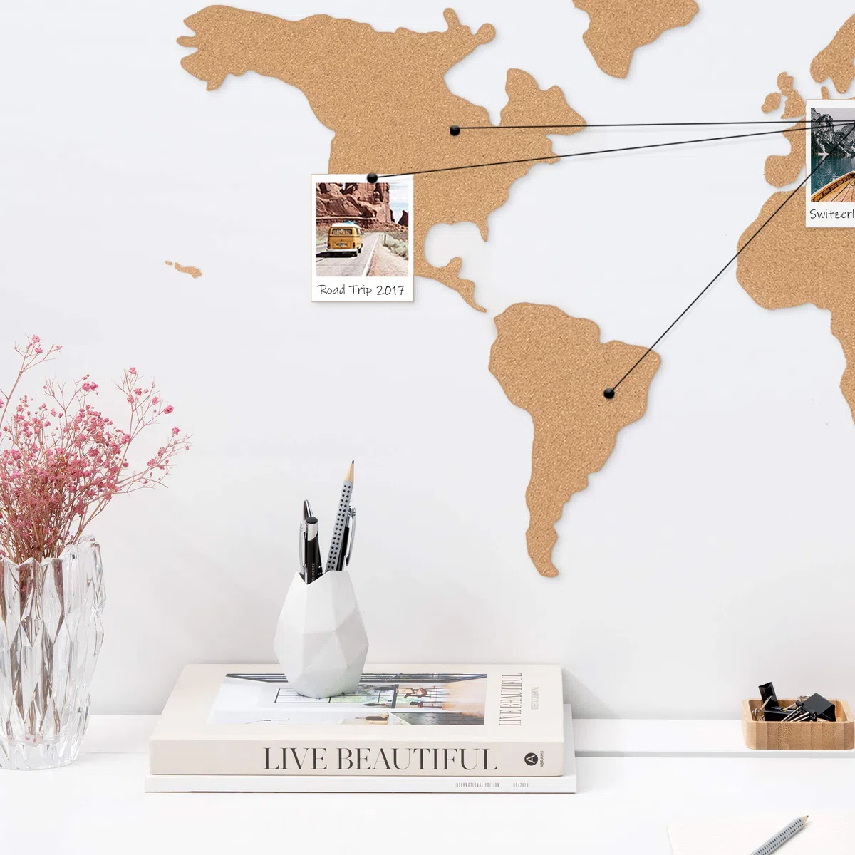 Navaris Planisfero Bacheca Sughero 102x50,3cm - Mappa Mondo Autoadesiva 18x pz 10x Puntine 1x Set Fissaggio - Cork Memo Board con Mappamondo - Marrone