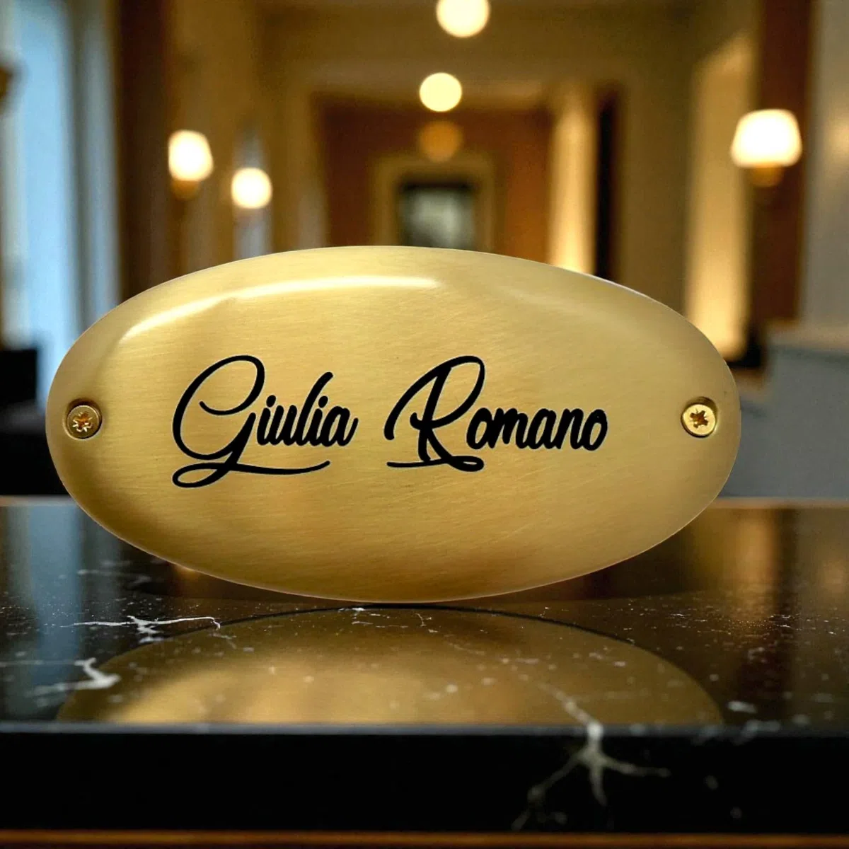 LenCon Incisioni Targa Ovale in Ottone Finitura Lucida 12x6 cm Personalizzata per Porta Ingresso Casa e Ufficio | Ideale per Numeri Civici, Nomi, Studio Professionale