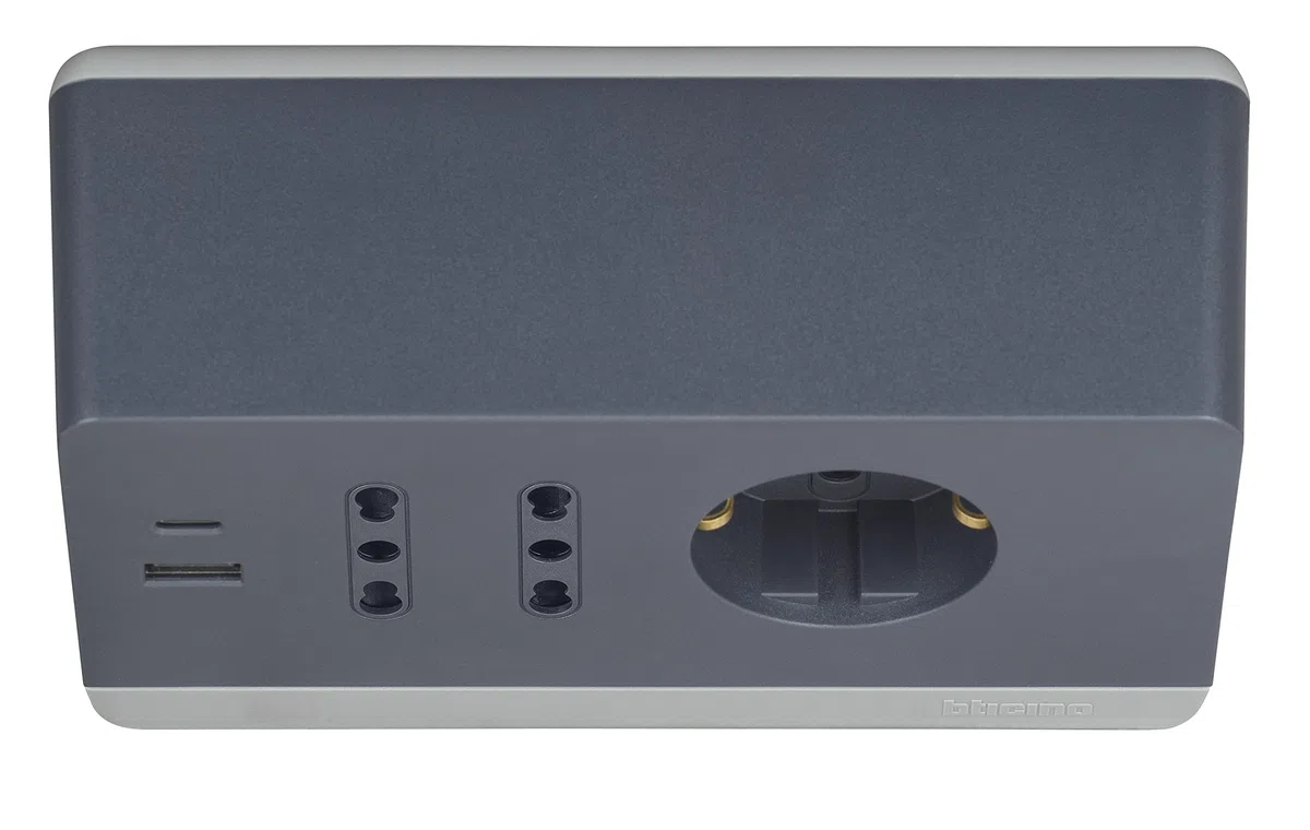 BTICINO Ciabatta Multipresa Elettrica 5 Posti, 2 Prese USB 3A, 1 Polivalente Schuko 10/16A e 2 Bipasso 10/16A, Multipresa da Scrivania con Interruttore e Cavo 2m Spina 16A, Robusta e Funzionale, Nero