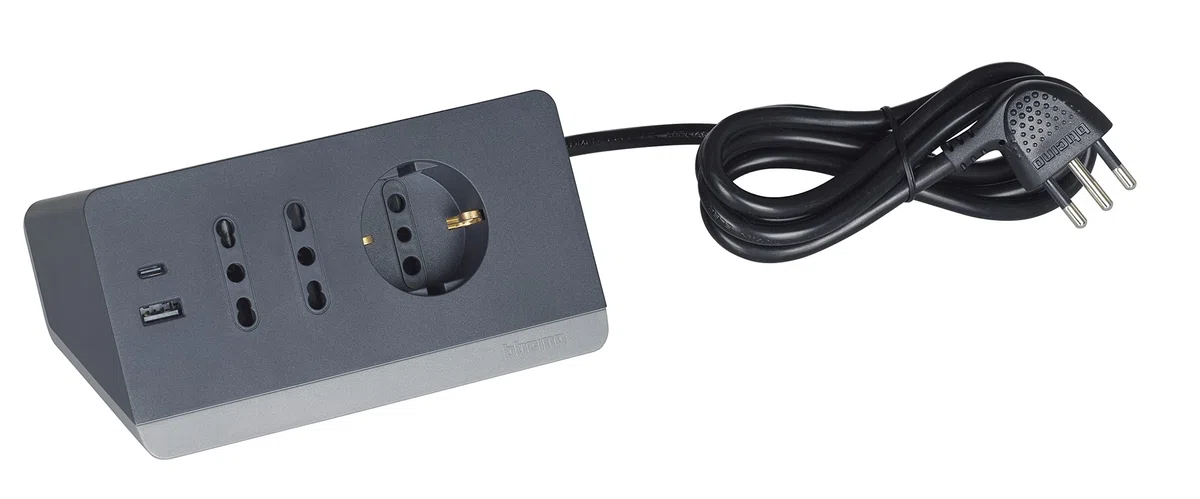 BTICINO Ciabatta Multipresa Elettrica 5 Posti, 2 Prese USB 3A, 1 Polivalente Schuko 10/16A e 2 Bipasso 10/16A, Multipresa da Scrivania con Interruttore e Cavo 2m Spina 16A, Robusta e Funzionale, Nero