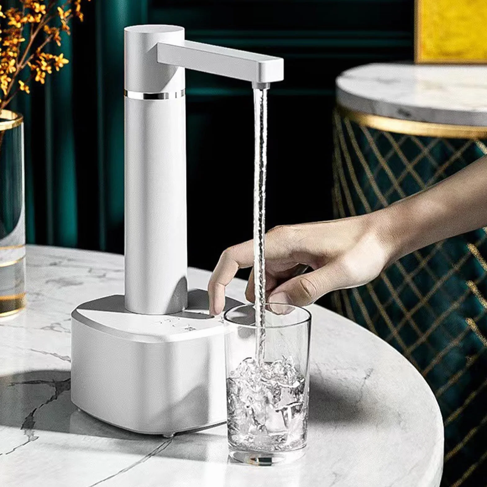 Distributore di bottiglie d'acqua da tavolo, distributore automatico di acqua Pompa per brocca ricaricabile USB Pompa per bottiglia Controsoffitto per domestica (Bianca)