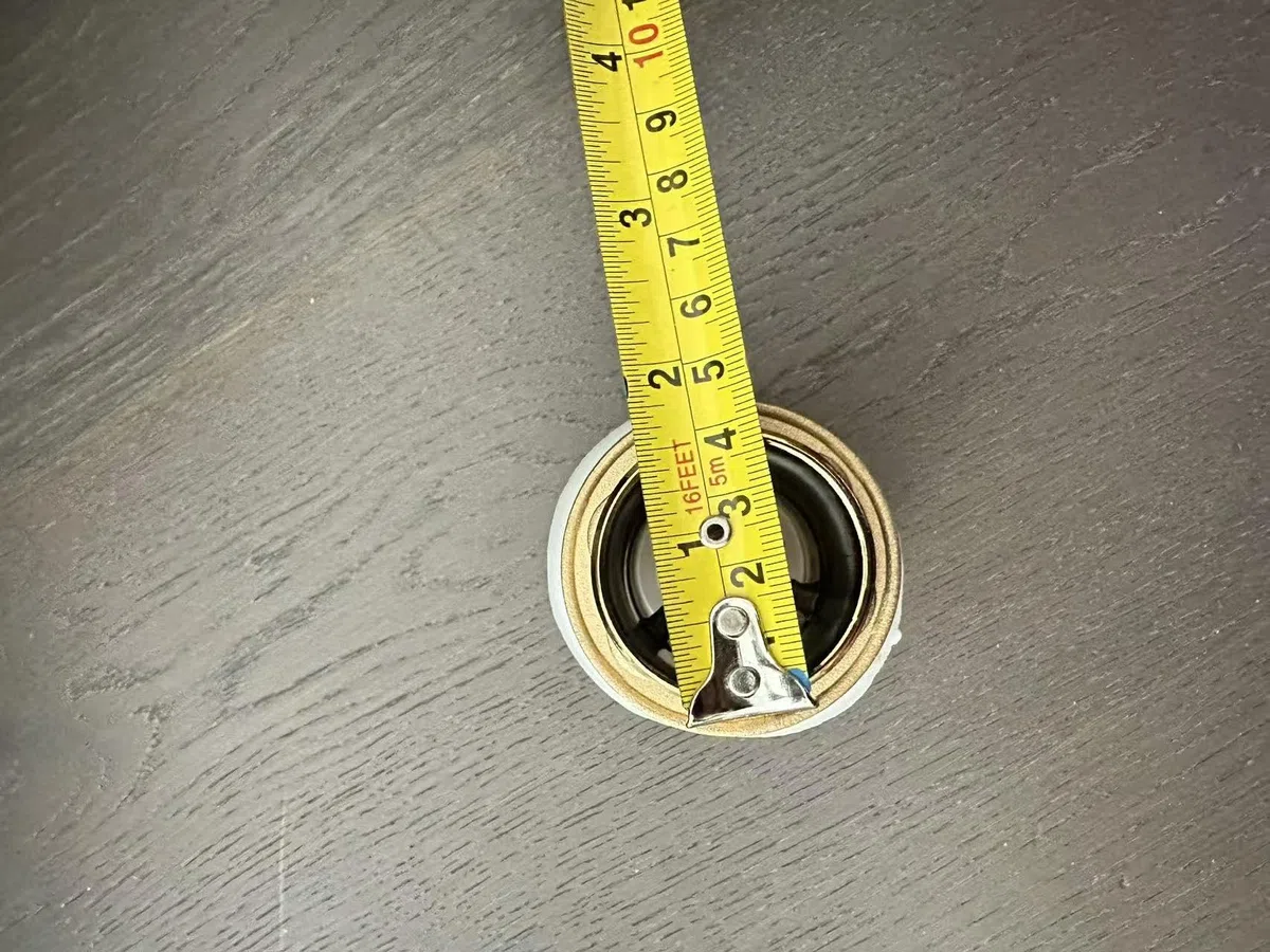 001 - Piletta per lavabo con troppopieno, con gola, tappo in ottone a scatto, cromo oro