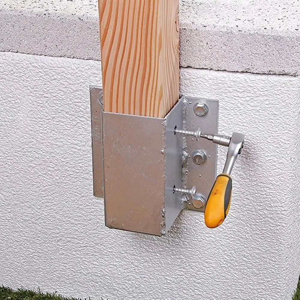 Suinga. Ancoraggio murale metallico quadrato 9 x 9 x 15 cm, ideale per il giardino.