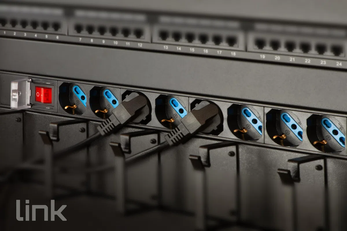 Link multipresa da rack LK10065 con 8 prese universali/Schuko/tripolari, con interruttore e spina C14. Per rack 19”, in metallo resistente, 3,5KW, misure 48,5x4,5x4,5. Alette reversibili.