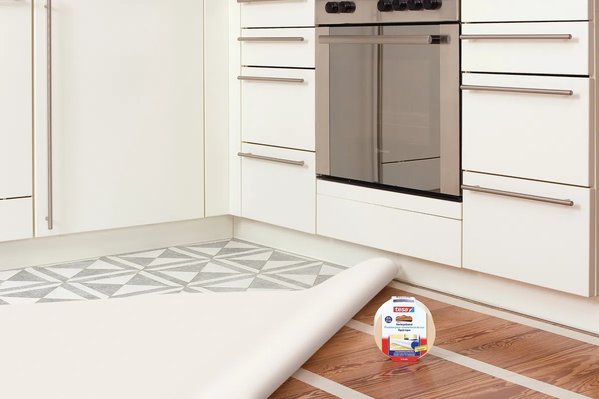 Tesa Biadesivo per Pavimenti Rimozione senza Residui - Nastro Biadesivo per Moquette, Pavimenti in Pvc - Nastro per Fissaggio Rinforzato in Tessuto, 10 m x 50 mm