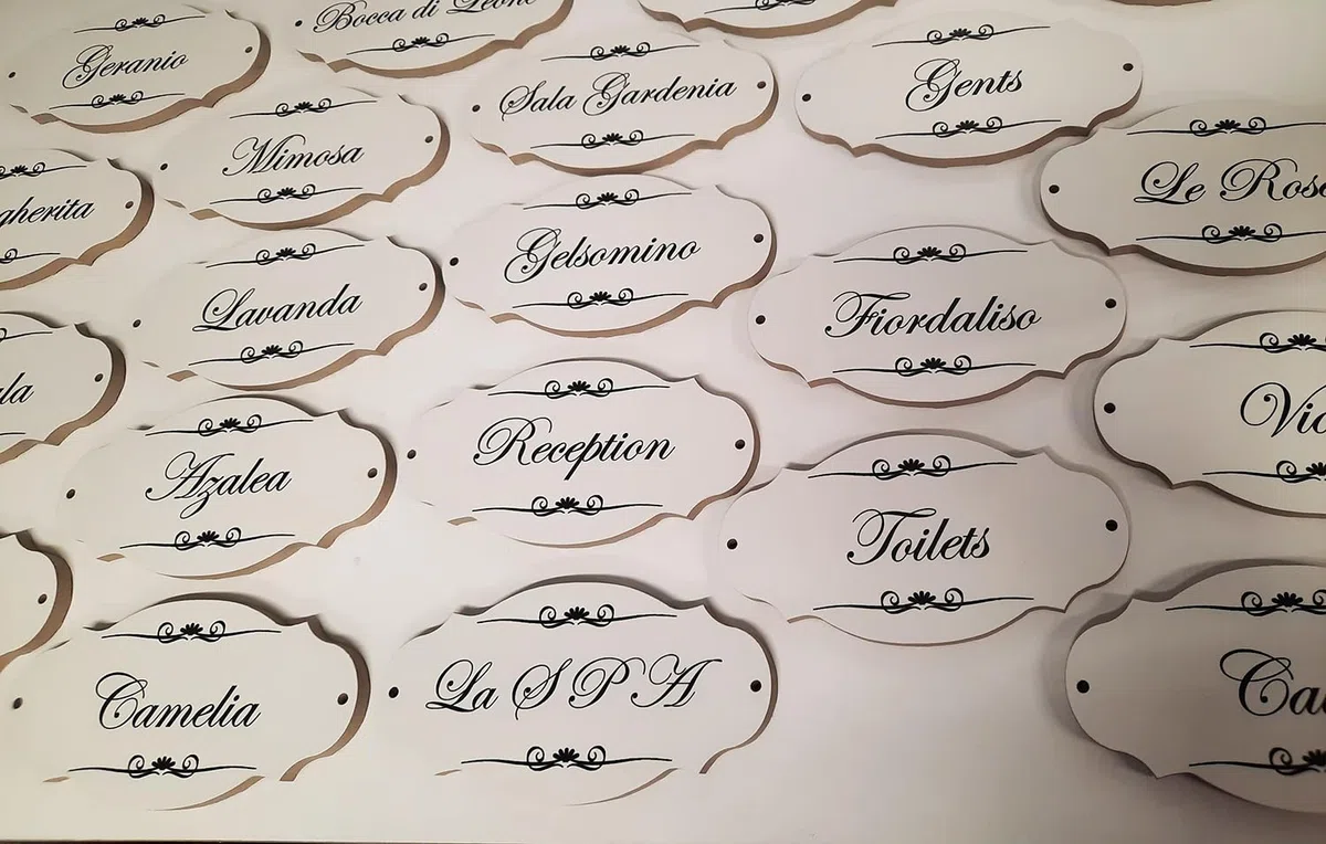 GUIZZO Creart - Targa Personalizzata con Nomi/Via in Ceramica, Targhetta Personalizzata Modificabile con Fori, Targhetta Porta Ingresso con Numero Civico Esterno Made in Italy 13,5x7H, Bianco + Greche