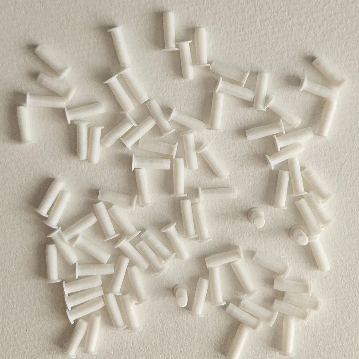 Genérico Tappi coprifori compatibili con IKEA Billy – Tappi 3,5 mm effetto invisibile – Bianco opaco (Bianco, Pack 2 scaffali)