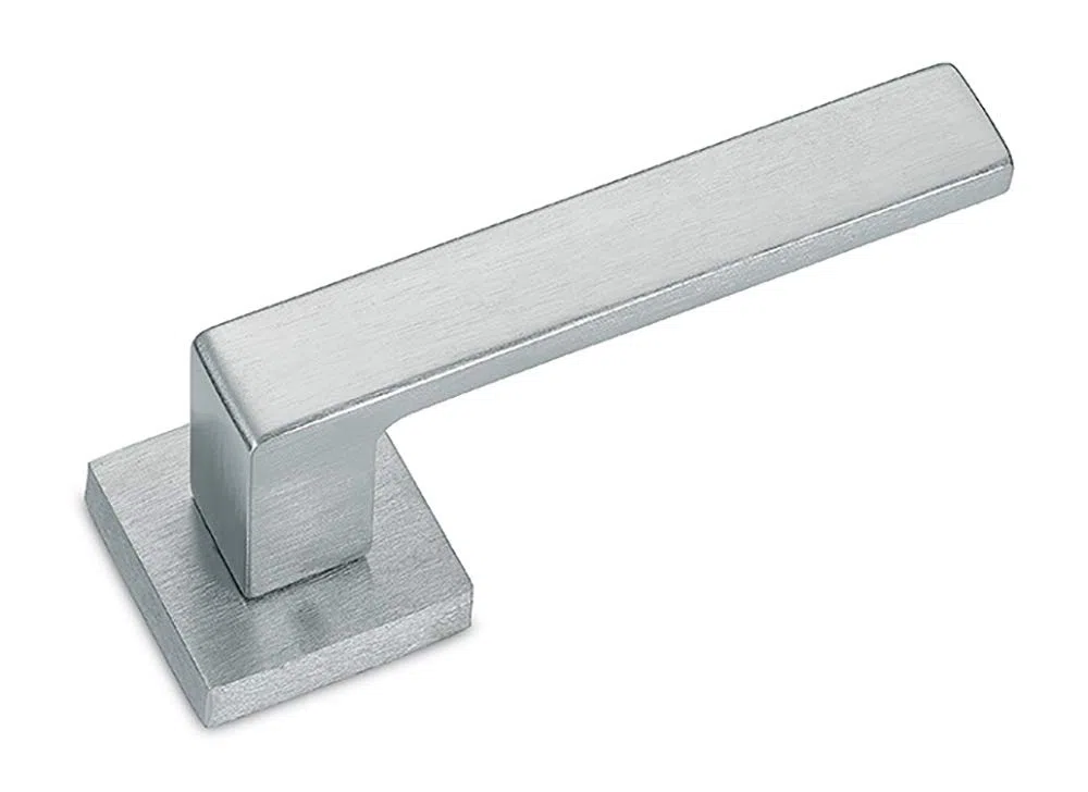 Sicma maniglia Shelby in Metallo per Porta Interna, Made in Italy, con Rosetta e Bocchetta quadrate, Cromo Satinato. Quadro 8mm.