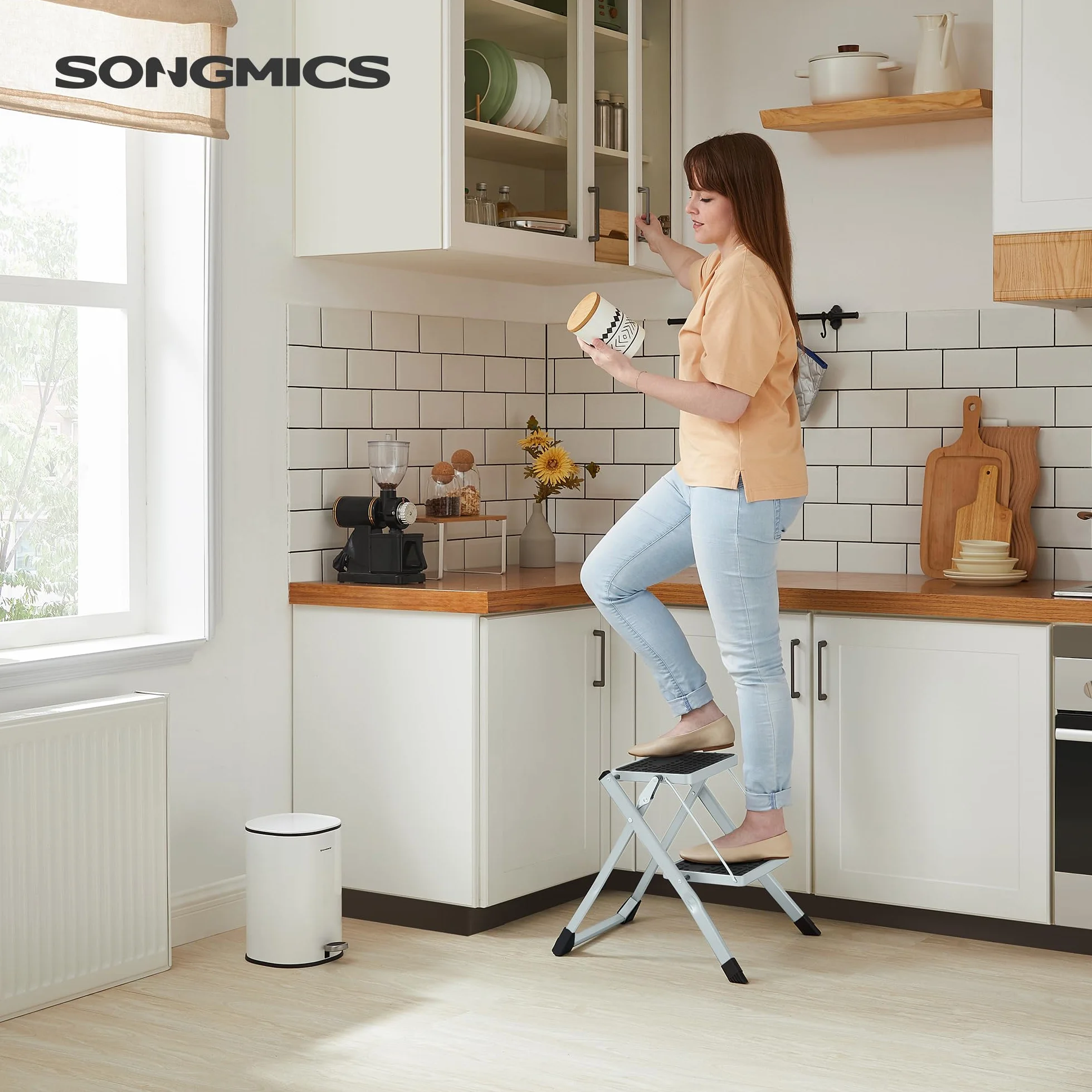 SONGMICS Scaletta a 2 Gradini, Scala Pieghevole, Gradini di 20 cm Coperti con Gomma Antiscivolo, con Manico, Capacitàdi Carico di 150 kg, in Acciaio, Bianco e Nero GSL02WT