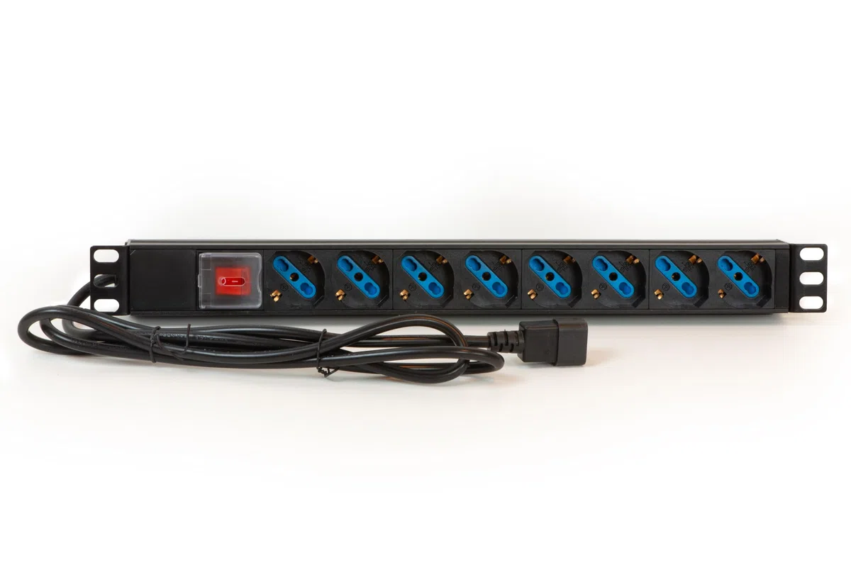 Link multipresa da rack LK10065 con 8 prese universali/Schuko/tripolari, con interruttore e spina C14. Per rack 19”, in metallo resistente, 3,5KW, misure 48,5x4,5x4,5. Alette reversibili.