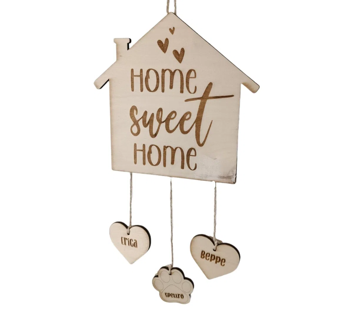 Home sweet home. Targhetta in legno personalizzata Famiglia con nomi e pendenti. Idea regalo legno personalizzato. Targa con cuori e zampe. Personalizzazione scritta
