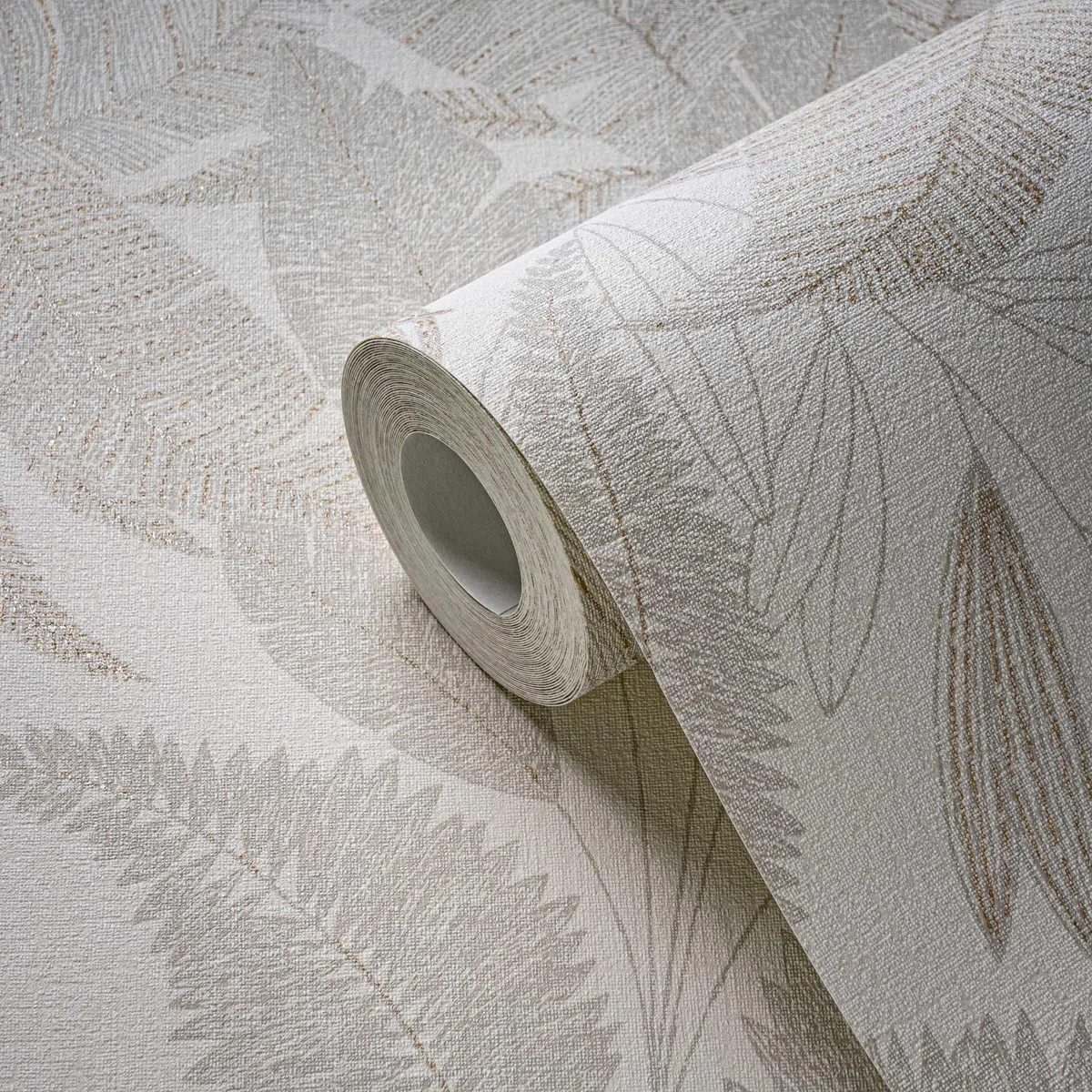 Livingwalls Carta da parati 396542 con foglie di palma in crema, beige - carta da parati floreale di alta qualità con struttura fine ed effetto metallico in oro - 10,05m x 0,53m - Made in Germany
