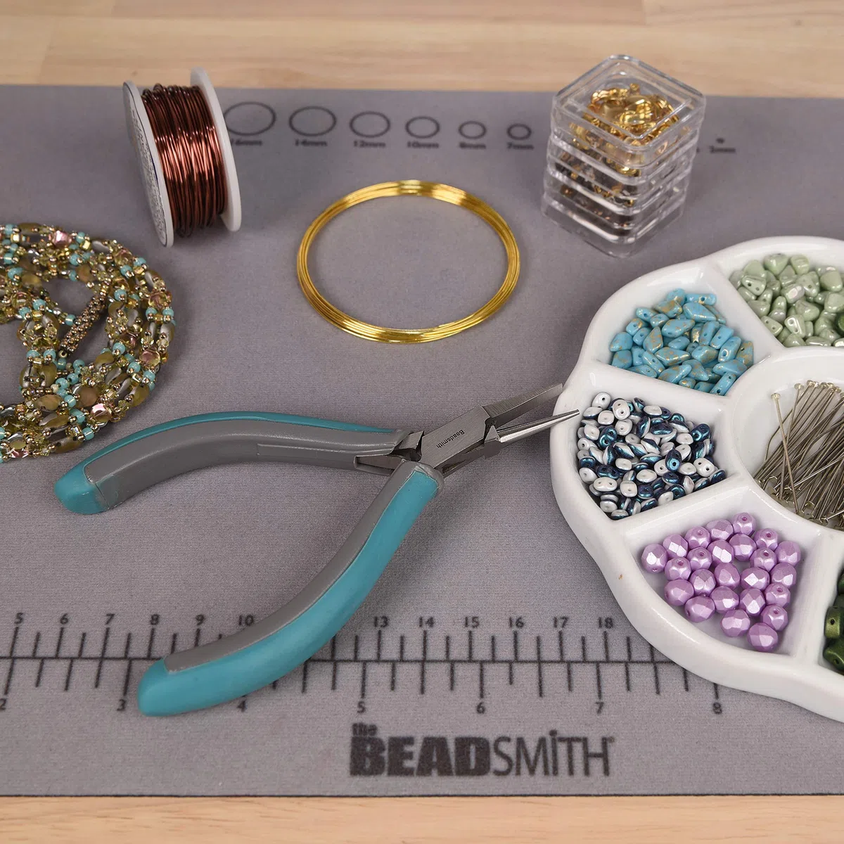 Pinze a becco semicircolare Simply modern di The Beadsmith, 145 mm, con testa in acciaio lucido, comode impugnature sagomate e doppia molla a balestra, strumento per la creazione di gioielli.