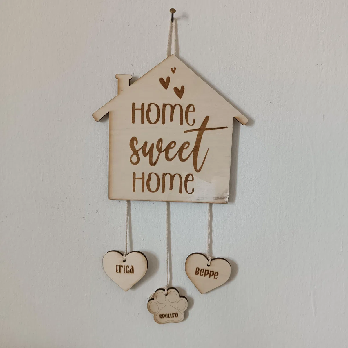 Home sweet home. Targhetta in legno personalizzata Famiglia con nomi e pendenti. Idea regalo legno personalizzato. Targa con cuori e zampe. Personalizzazione scritta