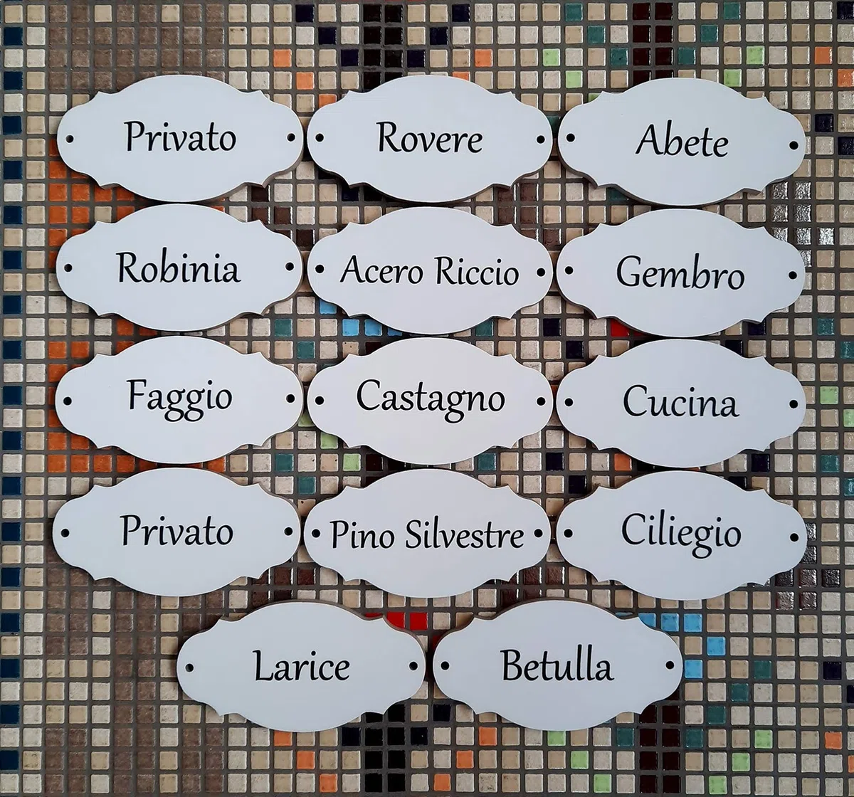 GUIZZO Creart - Targa Personalizzata con Nomi/Via in Ceramica, Targhetta Personalizzata Modificabile con Fori, Targhetta Porta Ingresso con Numero Civico Esterno Made in Italy 13,5x7H, Bianco + Greche