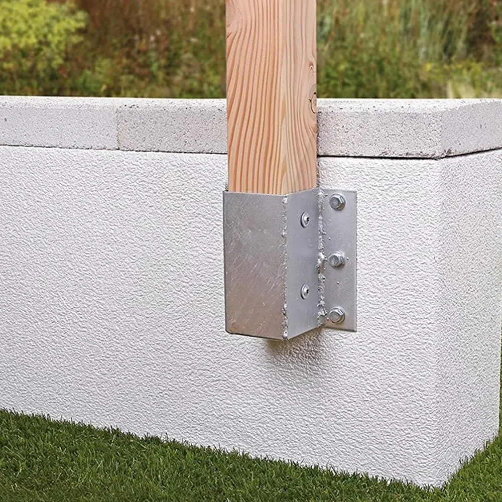 Suinga. Ancoraggio murale metallico quadrato 9 x 9 x 15 cm, ideale per il giardino.