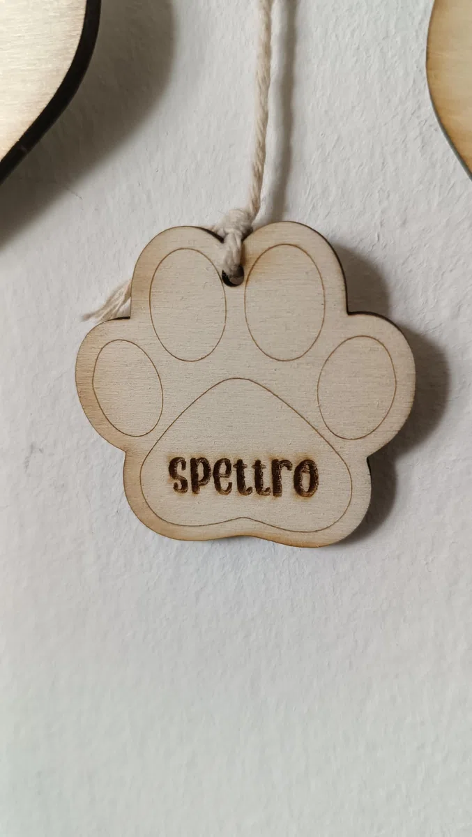 Home sweet home. Targhetta in legno personalizzata Famiglia con nomi e pendenti. Idea regalo legno personalizzato. Targa con cuori e zampe. Personalizzazione scritta