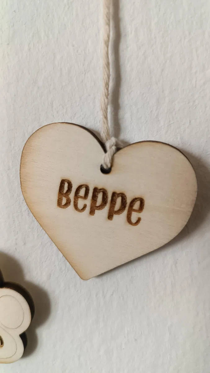 Home sweet home. Targhetta in legno personalizzata Famiglia con nomi e pendenti. Idea regalo legno personalizzato. Targa con cuori e zampe. Personalizzazione scritta