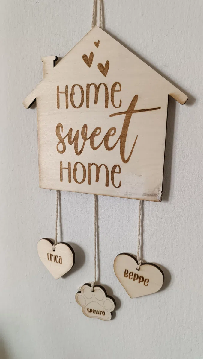 Home sweet home. Targhetta in legno personalizzata Famiglia con nomi e pendenti. Idea regalo legno personalizzato. Targa con cuori e zampe. Personalizzazione scritta