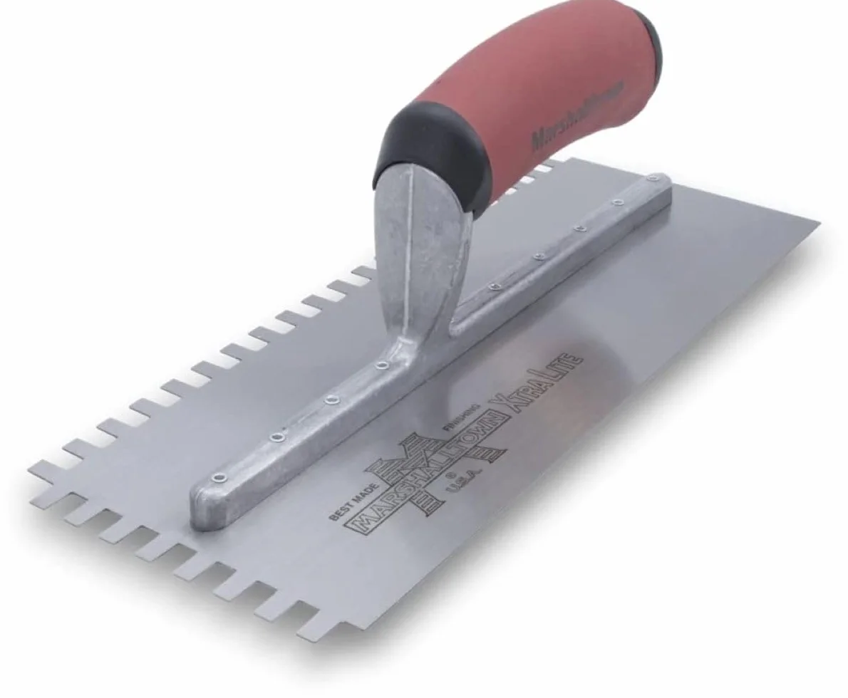 Frattazzo dentato Marshalltown, tacca:SQ-6x10x6 mm con impugnatura DuraSoft, in acciaio, per piastrellisti, dimensioni: 279x114 mm