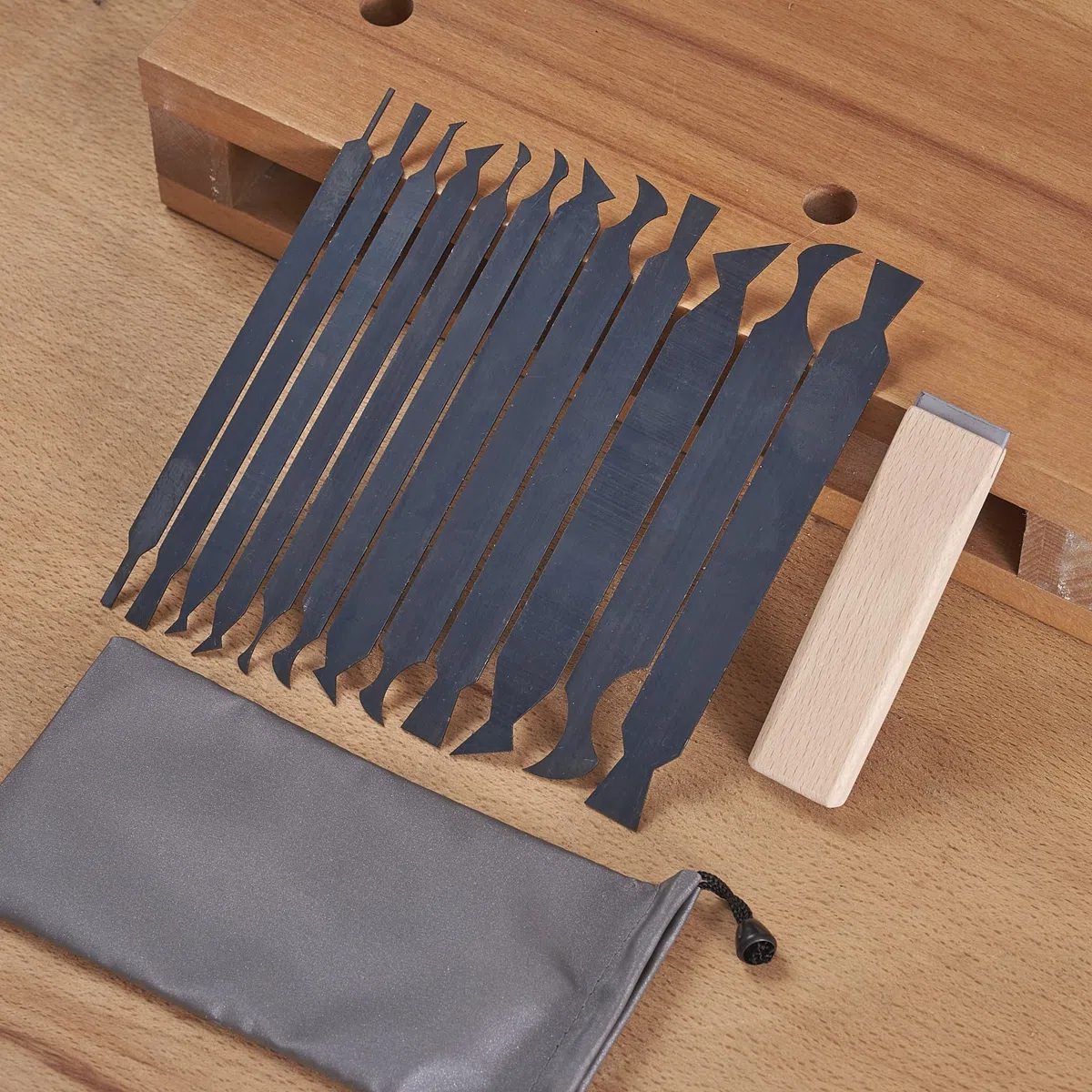 Raschietto per armadietti, con 12 raschietti per armadietti, set di raschietti multiforme, adatto per vari piccoli spazi e piccole attività (12 diverse carte raschiatore + 1 brunitore)