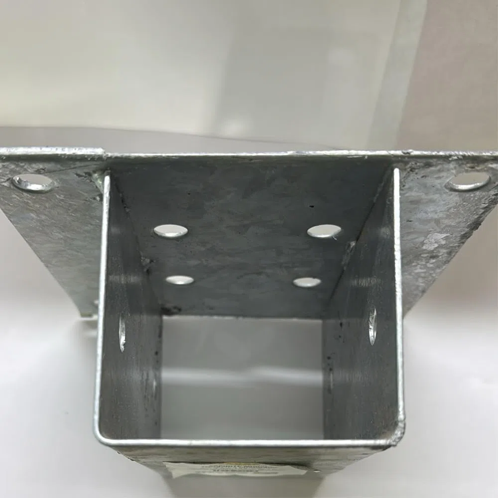 Suinga. Ancoraggio murale metallico quadrato 9 x 9 x 15 cm, ideale per il giardino.