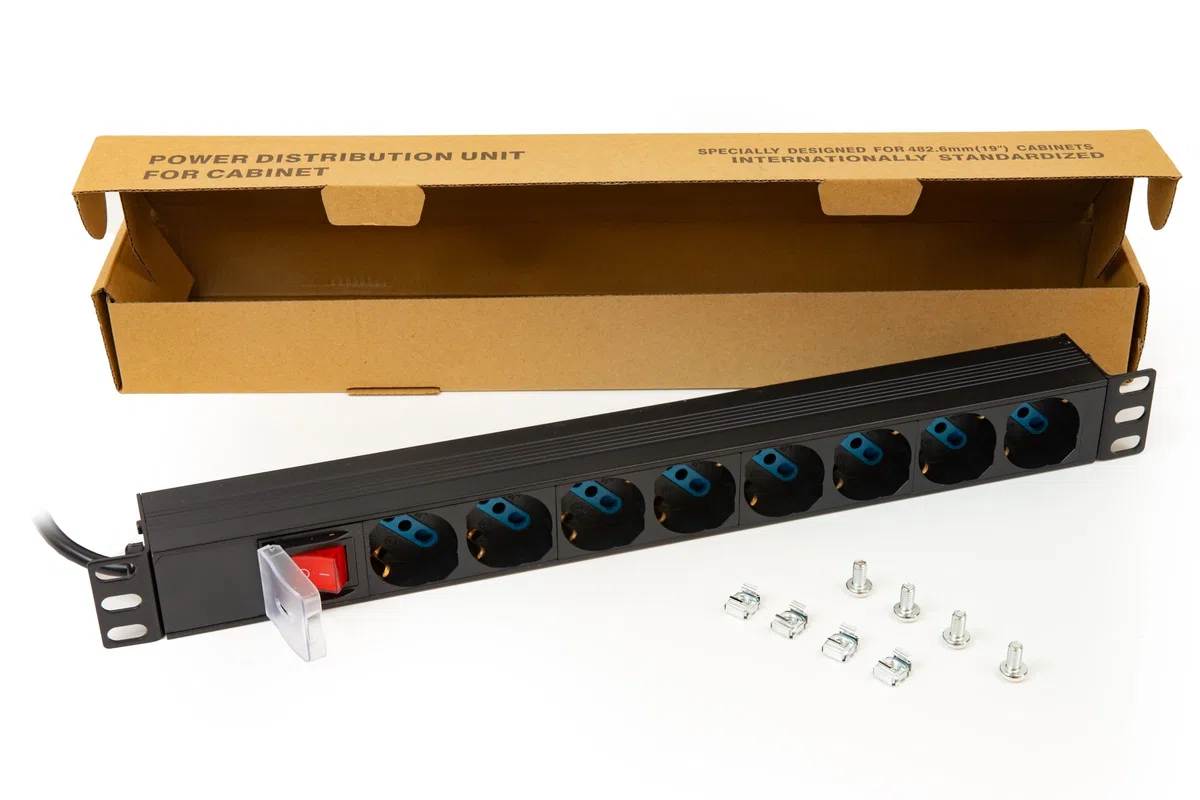 Link multipresa da rack LK10065 con 8 prese universali/Schuko/tripolari, con interruttore e spina C14. Per rack 19”, in metallo resistente, 3,5KW, misure 48,5x4,5x4,5. Alette reversibili.