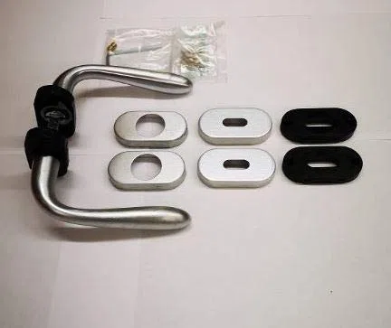 MANIGLIA PER PORTA SIDNEY 1126 IN MARITECH CROMATO SATINATO, FORO PATENT, COMPLETA PER UNA PORTA DENTRO+FUORI, ROSETTA OVALE