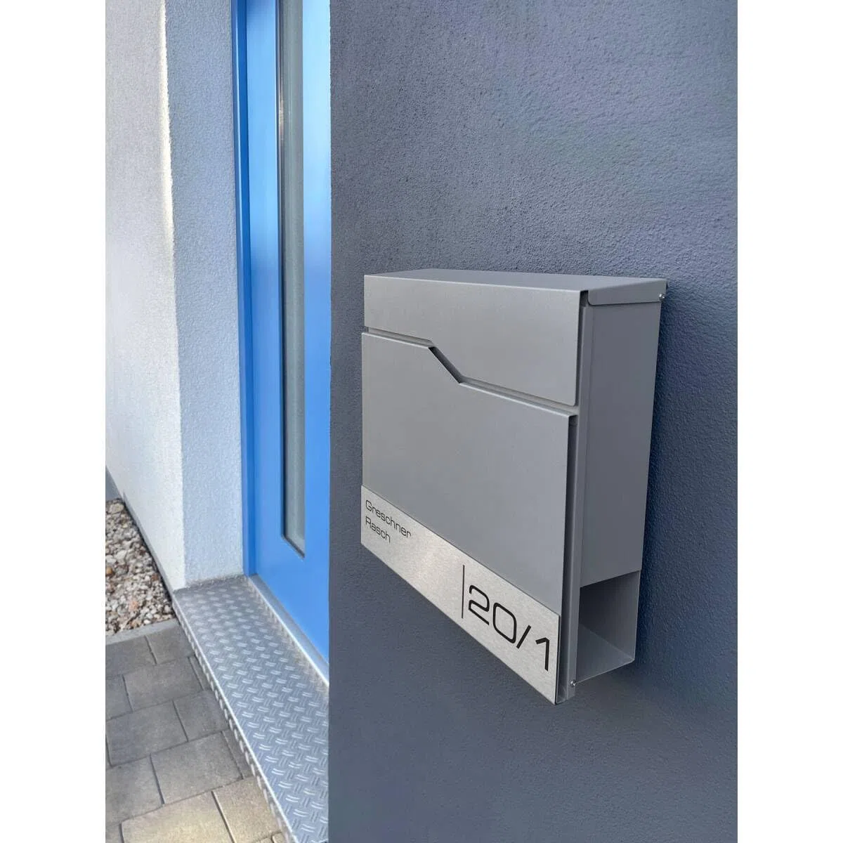 Metzler Cassetta Postale da Parete Grigio Alluminio RAL 9007 – Cassetta postale di design con targhetta nominativa in acciaio inox V2A incisa al laser e vano portagiornali – Modello Enno