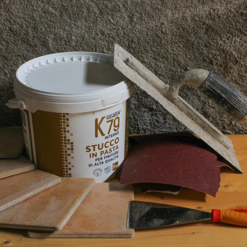 RASABEN - Stucco Bianco in Pasta K79 Pronto all'Uso, Extra Fine per Finiture di Qualità, Ottima Carteggiabilità, Ideale per Pitture Decorative, Uso Interno, Made in Italy, Barattolo da 5kg