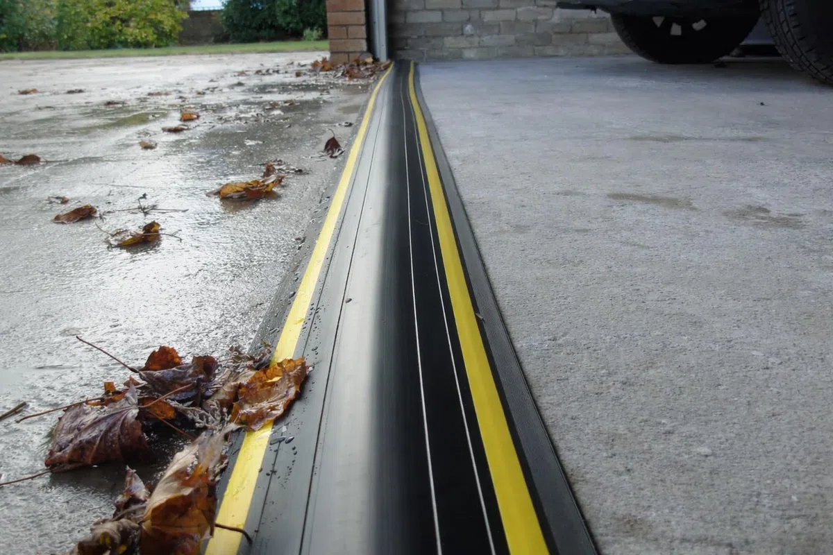Kit soglia barriera antiallagamento per porta garage alta 4 cm 2,21 m | PVC flessibile | Il kit completo include 1 adesivi | GaraDry