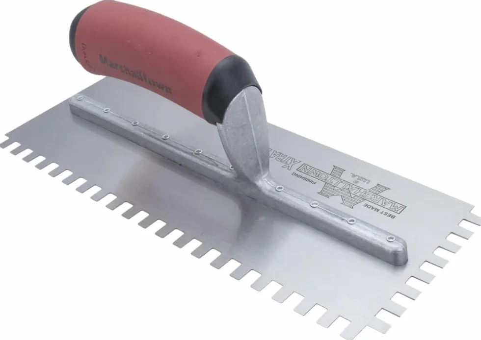 Frattazzo dentato Marshalltown, tacca:SQ-6x10x6 mm con impugnatura DuraSoft, in acciaio, per piastrellisti, dimensioni: 279x114 mm