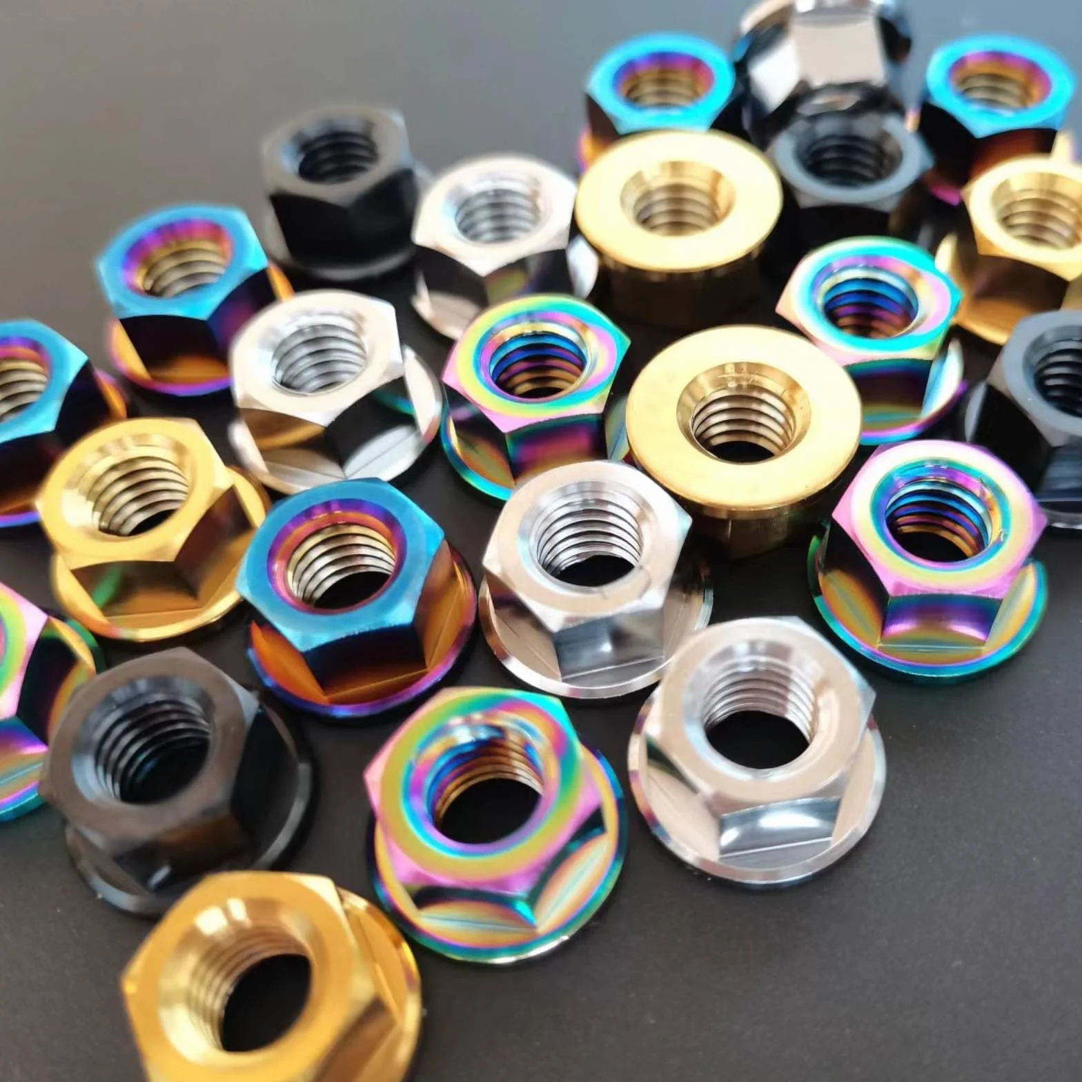 RISON-Titanium 5 Pezzi Dado Flangiato Esagonale in Titanio M5x0.8mm, Dadi Esagonali di Bloccaggio DIN 1661, Dadi a Flangia Autobloccante di Pignone Controdado per Moto
