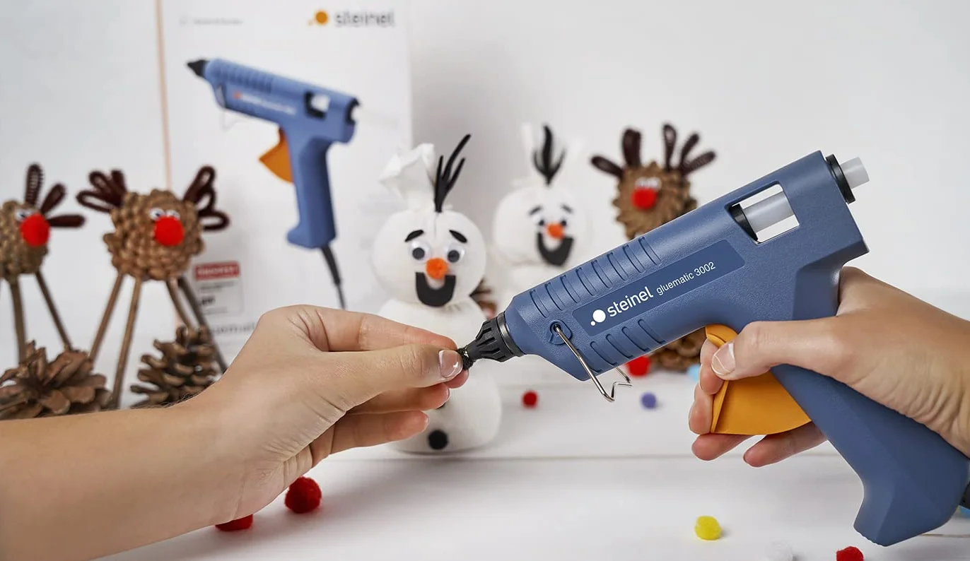 Steinel Pistola per colla a caldo Gluematic 3002 - Glue gun con capacità 16 g/min, inclusi 3 stick di colla da 11 mm, con cavo - Per bricolage e riparazione